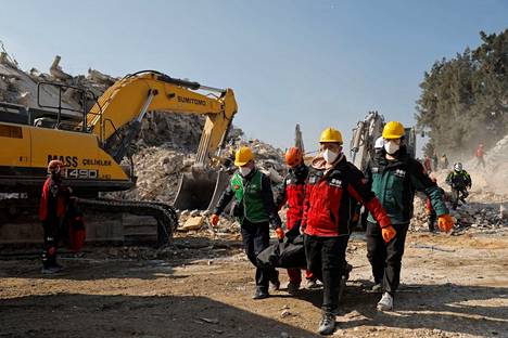 Turkissa maanjäristyksen jälkeisistä raunioista on lauantaina pelastettu kolme ihmistä. 