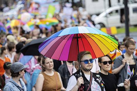 Monituhatpäinen Manse Pride -kulkue vältti juuri ja juuri rankkasadekuuron, joka iltapäivällä kasteli Tampereen keskustan. Tamperelainen Ika Tuominen osallistui marssille ensimmäisen kerran jo vuonna 2013 tai 2014. Varjo suojasi niin sateelta kuin paisteelta.