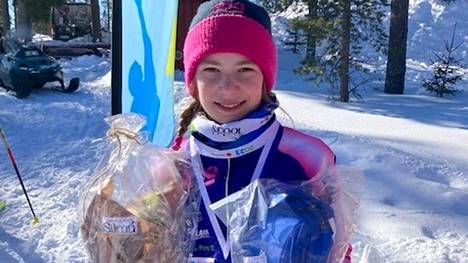 Hilla Ruokostenpohja hiihti hopealle Koululiikuntaliiton mestaruushiihdoissa 12-vuotiaiden tyttöjen sarjassa kolmen kilometrin vapaan matkalla. 