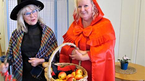 Mirja Kujala (vas.) ja Senni Alakotila olivat Naantalin Kulttuuritaloyhdistyksen asialla kertomassa vanhojen kansansatujen historiasta.
