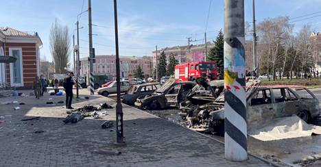 Uutistoimisto Reutersille välitetty kuva Kramatorskin aseman edustalta näyttää iskussa pahoin tuhoutuneita autoja perjantaina 8. huhtikuuta. 