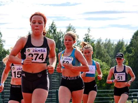 Vauhdissa 14- ja 15-vuotiaat tytöt 1500 metrin estejuoksussa. Toisena sisäradalla Kaipolan Vireen Ellen Aho ja kolmantena Iida Tamminen.