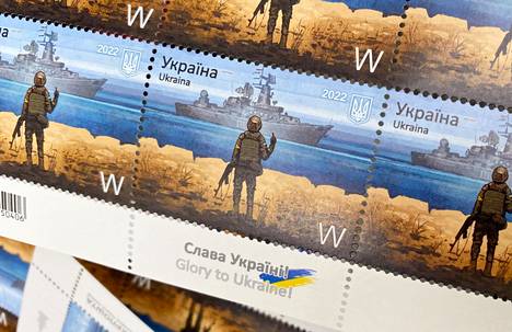 Sodassa onnistumiseen tarvitaan myös onnea: Ukraina esitteli ohjusristeilijä Moskvalle keskisormea näyttävän sotilaan postimerkin vain päivää ennen kuin heidän ohjuksensa upotti Moskvan.