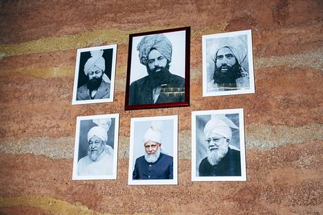 Ahmadiyya-liikkeen perustajaa Mirza Ghulam Ahmadia pidetään liikkeessä messiaana, minkä vuoksi muut muslimit vainoavat tätä ryhmää monissa maissa.