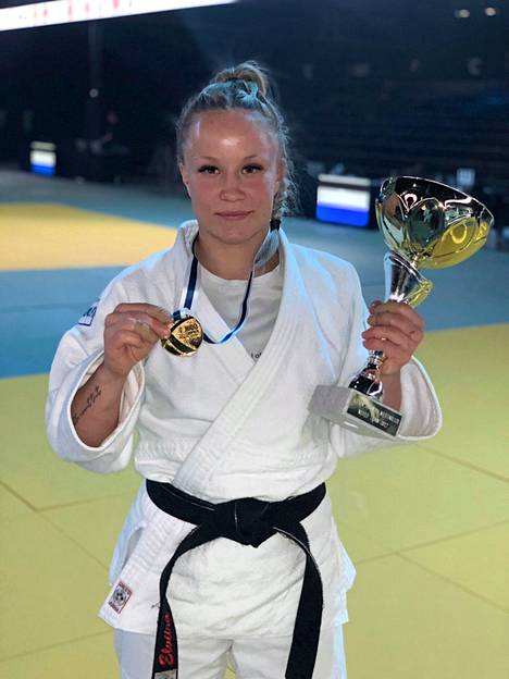 Elviira Kujansuu sai kultamitalin kaulaansa Lempäälän Bläk Boksissa.