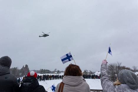 Noin 10 000 ihmistä oli tullut seuraamaan paraatia paikan päälle, Kaakkois-Suomen poliisi kertoi Twitterissä.