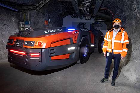 Sandvikin teknologiajohtaja Jani Vilenius ja täysin sähköinen lastausrobotti helmikuussa 2022.