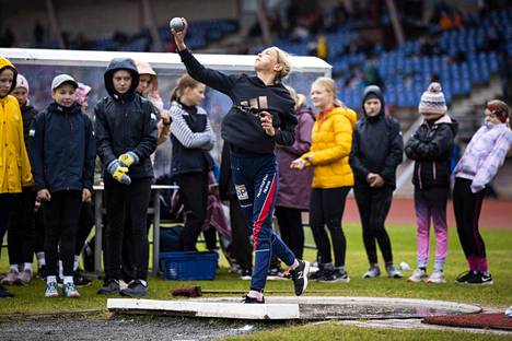 Noormarkkulainen Jenny Viitanen työnsi kuulaa, kun Porin stadionilla miteltiin keskiviikkona Satakunnan alakoululaisten yleisurheilun piirinmestaruuksista ensi kertaa koronan jälkeen.