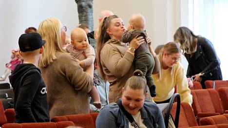 Syntyvyyden lasku näyttää ainakin toistaiseksi pysähtyneen, kertoo tilastokeskus raportissaan. Kuvassa Mänttä-Vilppulan vauvajuhlaa huhtikuulta 2023.