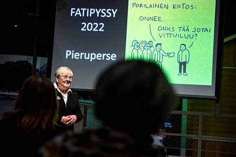 Ensimmäinen Fatipyssy-palkinto jaettiin Porin 464-vuotispäivänä tiistaina 8. maaliskuuta. Kuvassa murretaitaja Ulla Leino ja palkitun Pieruperseen tervehdys juhlaväelle.