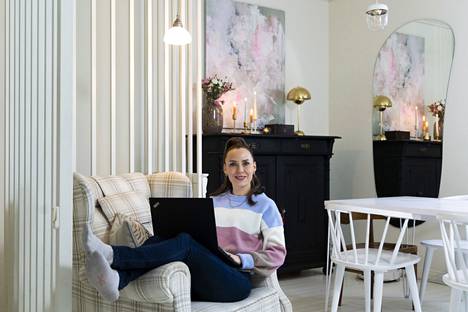 Somevaikuttaja ja Sidosteen markkinointipäällikkö Karoliina Pentikäinen tekee usein töitä kotoa. Työpöydälle ei silti ole tarvetta, sillä Pentikäinen työskentelee aina sohvalla tai nojatuolissa.