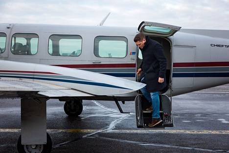 Lyggin toimitusjohtaja Roope Kekäläinen nousee Piper PA-31 mallisen koneen kyydistä Helsinki-Vantaalla 20. tammikuuta. Tämän kaltaisella koneella yhtiö aikoo aloittaa reittilennot myös Tampereelta.