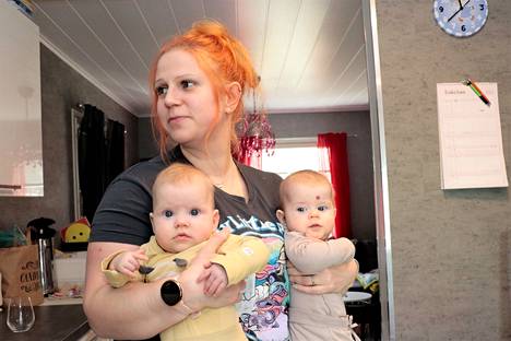 Tanja Kivioja arvelee olevansa rennompi äiti nyt kuin kahdeksan vuotta sitten, jolloin hänen esikoisensa Max syntyi. Ilona ja Olivia syntyivät 17. marraskuuta.