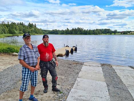 Markku Aronen ja Mika Lumiainen Kokemäenjoen yläosan kalatalousalueesta esittelivät kunnostettua veneenlaskupaikkaa Suodenniemen Kelarannassa. 