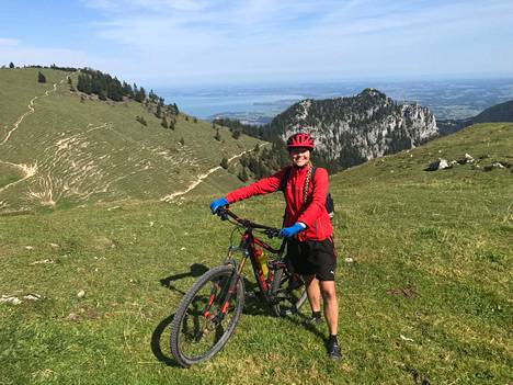 Tampereelta kotoisin oleva Mari Tammi rakastaa maastopyöräilyä Itävallan Alpeilla sijaitsevan vapaa-ajanasuntonsa maisemissa.