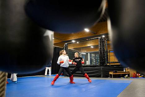 Karateka Venla Karttunen (oik.) edustaa nykyään Porin Kamppailu-urheilukeskusta.