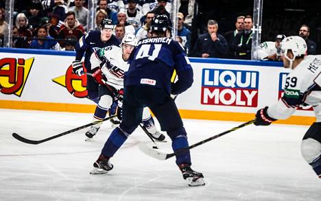Yhdysvaltojen Sean Farrell (keskellä) laukoi tästä tilanteesta Suomea vastaan tilanteeksi 2–2.