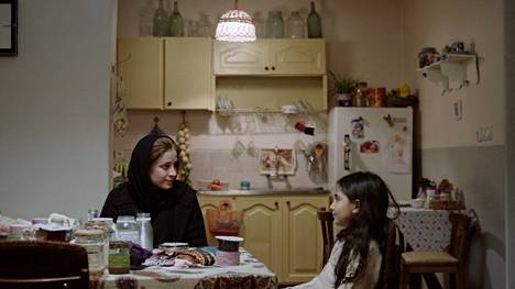 Mina (Maryam Moghadam) jää leskeksi ja elää kuuron tyttärensä Bitan (Avin Poor Raoufi) kanssa.