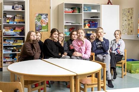 Joukko 3.–6.-luokkalaisia Koskin koulun oppilaita asettui yhdeksi aamuhetkeksi lapsen oikeuksien viikolla pohtimaan elämän tärkeitä palasia. 