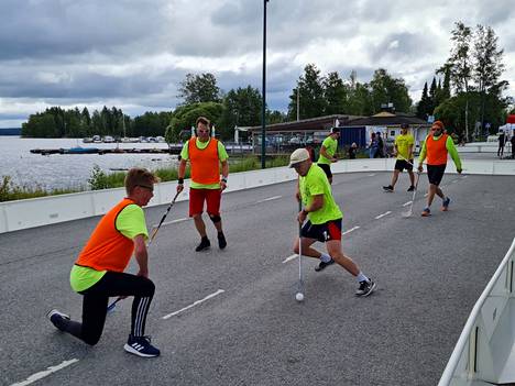 Rautavedenkadulla pelattiin sählyturnaus lauantaina. Oransseissa liiveissä pelannut firmasarjan Riga Wood Finland meni turnauksesta jatkoon.