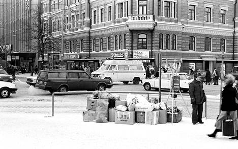Joulupata oli Hämeenkadulla rautatieaseman edessä varma joulun lähestymisen merkki. Tunnettu ruokakauppa Vesa Vikkula sijaitsi kadun toisella puolen.