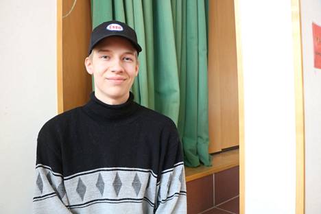Karvialainen Eetu Suoneva pyrki korottamaan äidinkielen arvosanaansa. Ylioppilaaksi hän valmistui jo keväällä.