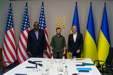 Yhdysvaltojen puolustusministeri Lloyd Austin (vas.) ja ulkoministeri Antony Blinken (oik.) tapasivat Ukrainan presidentin Volodymyr Zelenskyin (keskellä) Kiovassa Ukrainassa sunnuntaina 24. huhtikuuta.