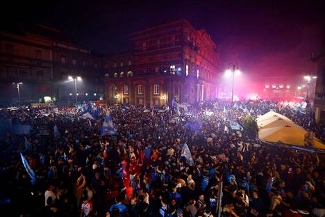 Napolin kannattajat juhlivat kauan odottamaansa mestaruutta.