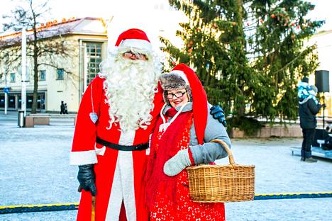 Perinteinen Joulunavaus-tapahtuma järjestetään kauppakeskus Koskikaran edustalla lauantaina 26. marraskuuta. Näin joulupukki ja -muori poseerasivat tapahtumassa viime vuonna.