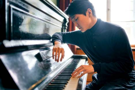 Nuori pianisti Seong-Jin Cho soittaa Mäntän Musiikkijuhlien päätöskonsertissa. Cho voitti Varsovan kuuluisan Chopin-kilpailun vuonna 2015 ja on sen jälkeen esiintynyt kaikilla merkittävillä areenoilla.