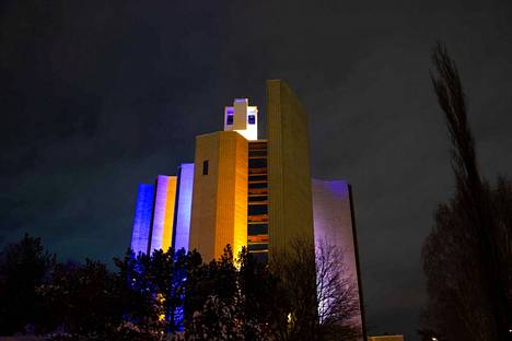 Tampereen Kalevan kirkko loisti perjantaina Ukrainan lipun väreissä. 