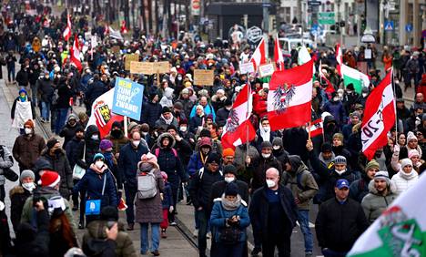 Pääkaupunki Wienissä 40 000 ihmistä osoitti viime viikonloppuna mieltä pakkorokotuksia vastaan. Kuva on pakkorokotuksia vastustavasta mielenosoituksesta joulukuun 4. päivä