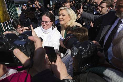 Kannattajat ja toimittajat ympäröivät Marine Le Penin vaalipäivänä 10. huhtikuuta Hénin-Beaumontissa sen jälkee, kun Le Pen oli käynyt jättämässä oman äänensä.