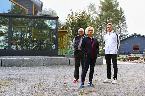 Jukka (vas.) ja Marja-Liisa Hakosalo ovat tällä hetkellä kirjoilla Tampereella. Heidän toiveenaan on muuttaa vakituisesti kuvassa näkyvään taloonsa. Rakentamisessa on otettu ympäristöasiat huomioon. Talon katolla on esimerkiksi aurinkopaneelit, josta Hakosalot saavat sähkön. Heidän poikansa Olli Hakosalo on puolestaan kirjoilla Nokilla, mutta tilanne nyt auki. 