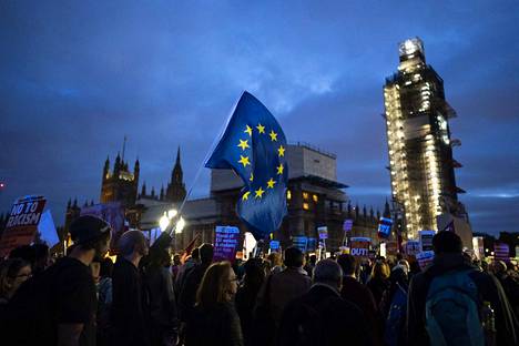 Kansa oli jälleen parlamenttitalolla Lontoossa tiistaina, kun brexit-saga sai jatkoa. Tuhannet ihmiset osoittivat mieltään brexitin puolesta ja sitä vastaan.