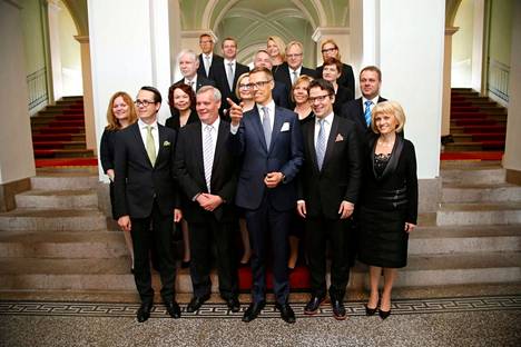 Vuonna 2014 Suomen hallituksen avainpaikoilla oli paljon niin sanottuja keski-ikäisiä pukumiehiä.