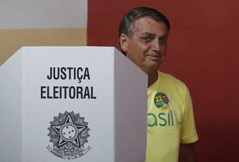 Istuva presidentti Jair Bolsonaro äänesti Rio de Janeirossa.