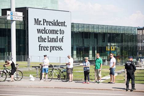 Kesällä 2018 Donald Trump ja Vladimir Putin tapasivat Helsingissä. Eduskuntatalon edustalla oli Helsingin Sanomien mainostaulu, missä luki englanniksi: Herra presidentti, tervetuloa vapaa lehdistön maahan.