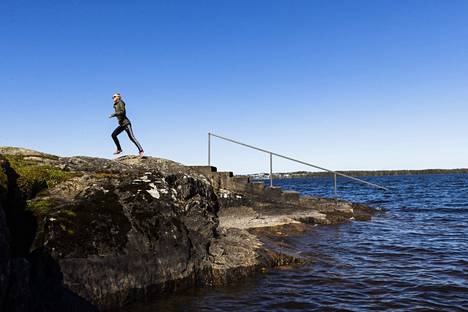 Informaatiotutkimuksen maisteriopiskelija Iida Sipiläinen ei vielä tarjennut lenkkeillä kesävaatteissa Elianderin rannalla. 