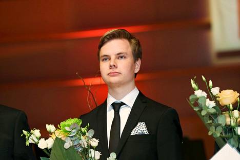 Ossi Tanner kukitettuna Tampereen pianokilpailun finaalin jälkeen Tampere-talossa keväällä 2017.