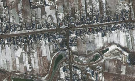 Venäläisjoukkoja tallentui satelliittikuviin torstaina Ozeran lähistöllä. Paikka sijaitsee lähellä Antonovin lentokenttää.