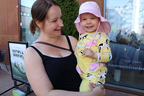Kaksivuotias Milla Jantunen ja hänen äitinsä Pinja Laine saapuivat hevostapahtumaan ihmettelemään erityisesti suomenhevostamma Maikkia. Laine kertoi olevansa iloinen siitä, että lapsille suunnattuja tapahtumia järjestetään. 