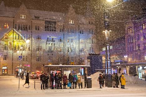 Maanantaina kannattaa pukea lämmintä päälle, että tarkenee. Myös lunta saadaan Pirkanmaalle lisää. Kuva lauantai-illan lumisateesta Tampereen Keskustorilla.