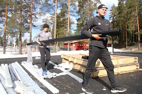 Oskari Kalajanniska ja Kristian Juponaho pystyttivät keskiviikkona padel-kenttien runkopilareita Keuruun urheilukeskuksessa jäähallin vieressä.