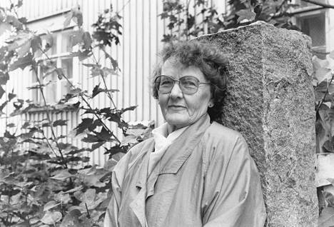 Anni Polva vuonna 1986 lapsuudenkotinsa edessä.