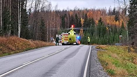 Pelastushelikopteri on saapunut onnettomuuspaikalle.