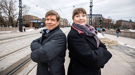 Mikko Mäellä ja Niina Suikki-Ndoyella on Suomessa vain muutama kollega. Mäki johtaa Tampereella Sokos-tavarataloa ja Suikki-Ndoye Stockmannia. Heidät kuvattiin huhtikuussa Hämeenkadulla, jonka varrella molemmat tavaratalot ovat toimineet jo vuosikymmenten ajan.