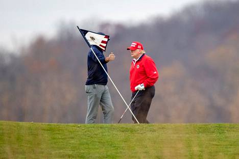 Yhdysvaltain väistyvä presidentti Donald Trump on innokas golfaaja. Nyt hän menettää mestaruuskilpailun omistamallaan golfkentällä.