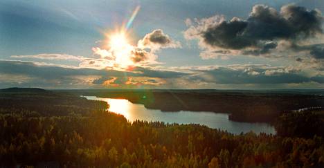 Särkijärvi on yksi virkistyskäytöltään erinomaiseksi arvioiduista järvistä Tampereella. Kuva on vuodelta 1990, ajalta ennen Särkijärven siltaa ja Vuoreksen rakentamista.