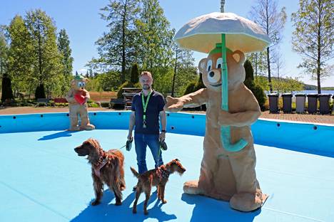 Puistonjohtaja Ilkka Vaskio sekä koirat Baro ja Tara odottavat innoissaan kesäkauden alkua. 
